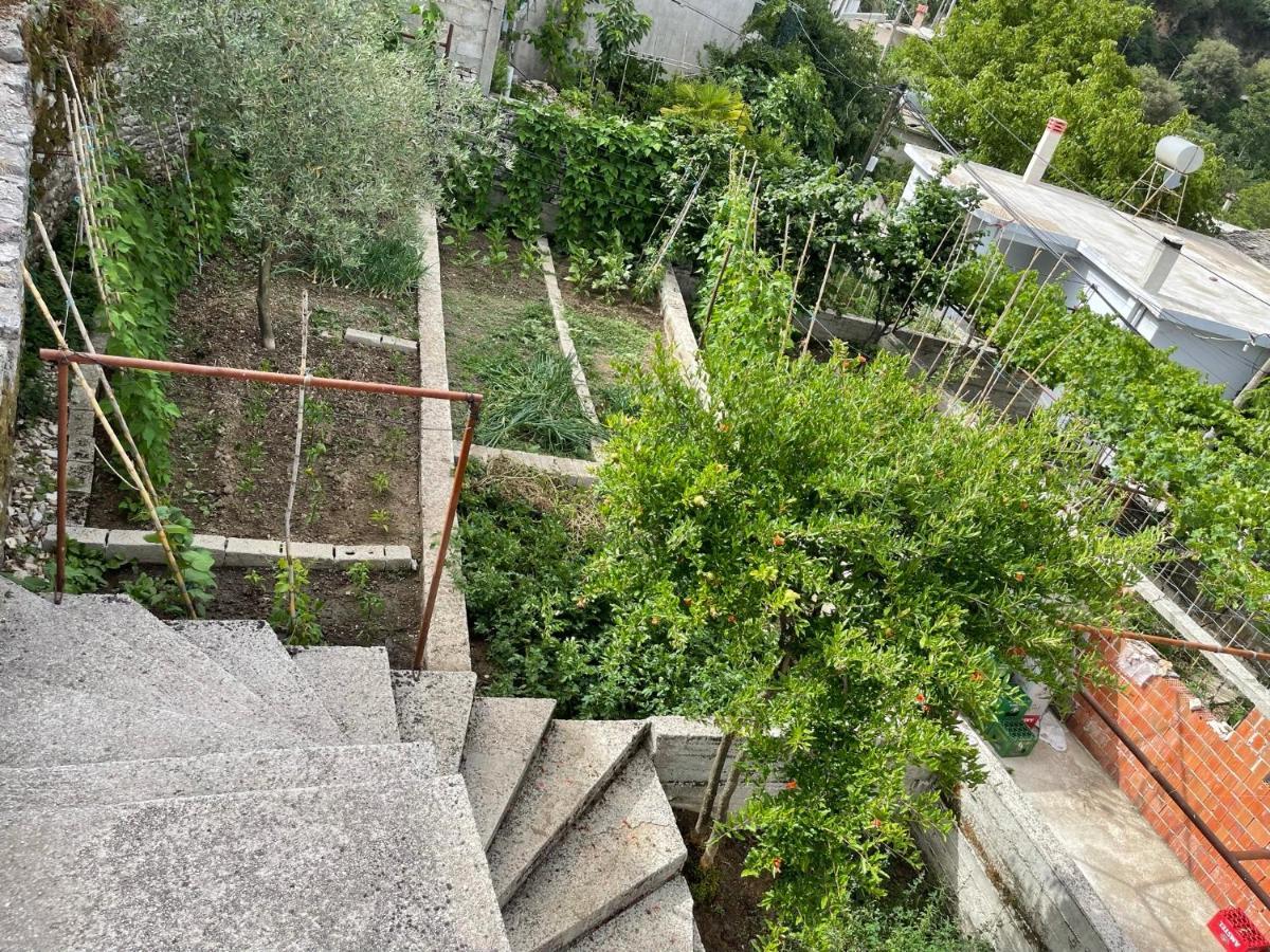 Leka Guesthouse Gjirokaster Exterior photo