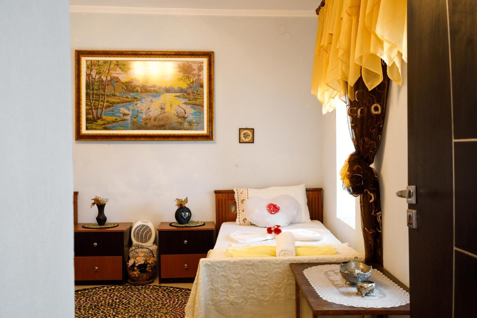 Leka Guesthouse Gjirokaster Exterior photo