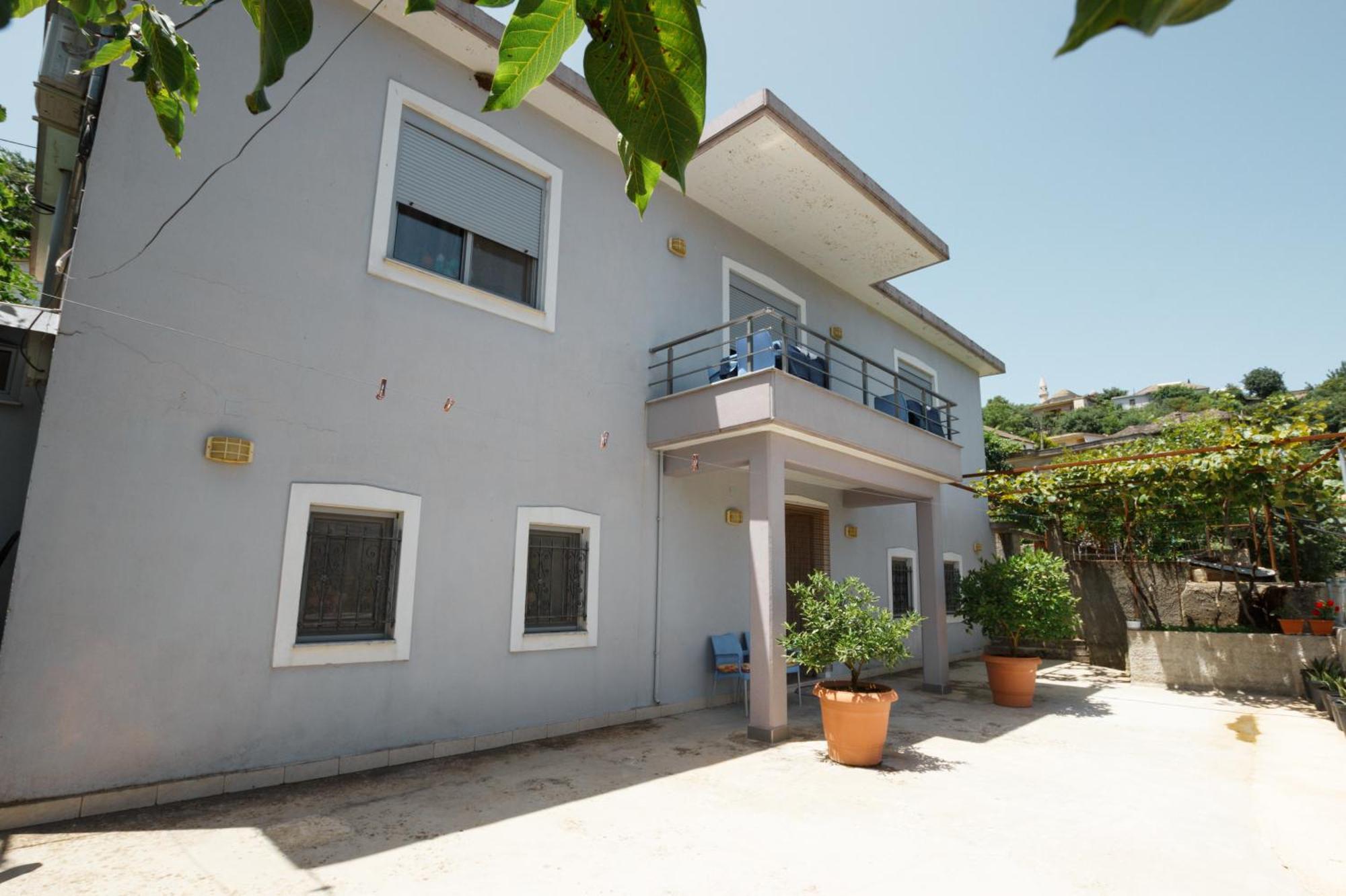 Leka Guesthouse Gjirokaster Exterior photo