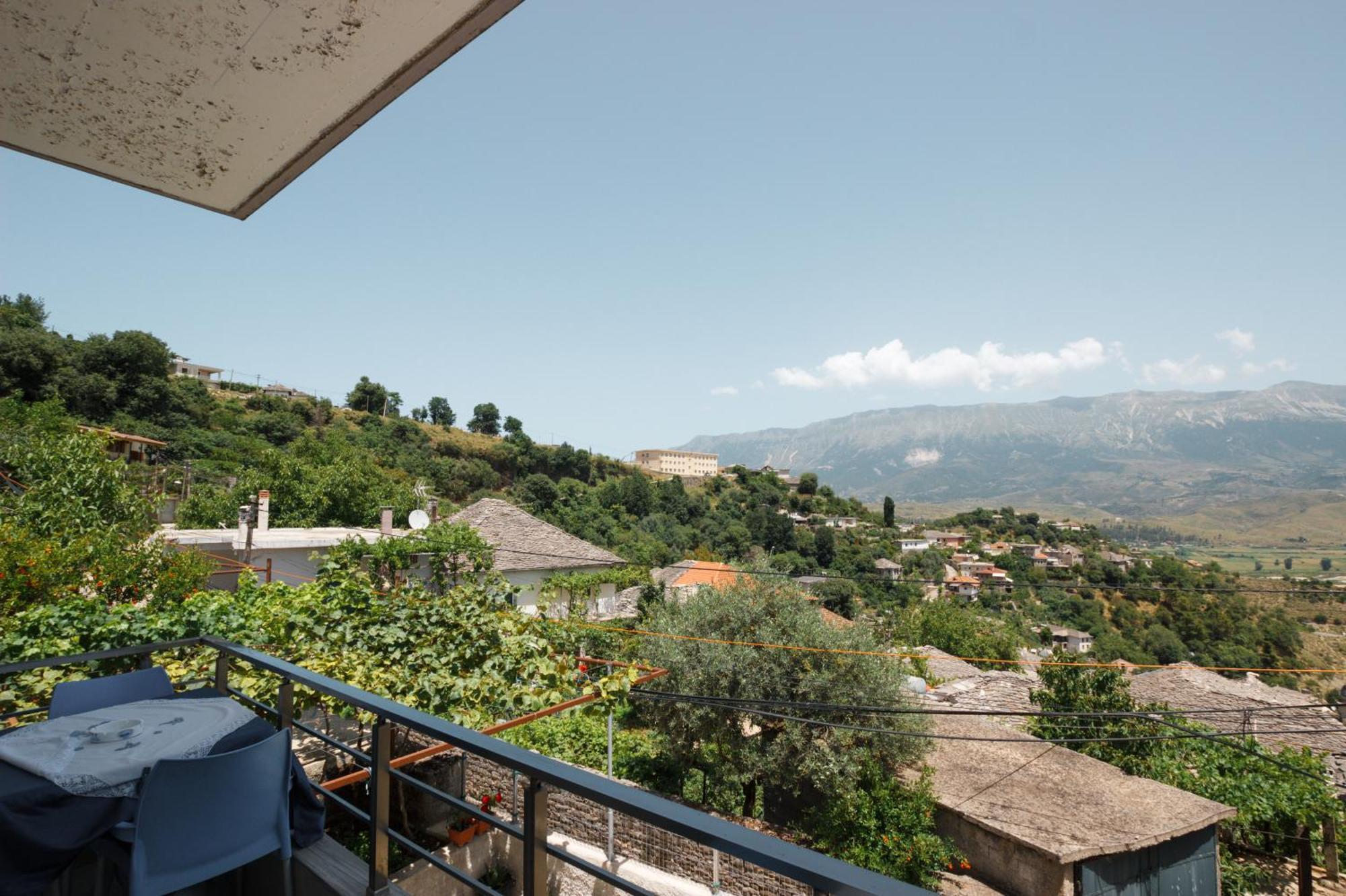 Leka Guesthouse Gjirokaster Exterior photo
