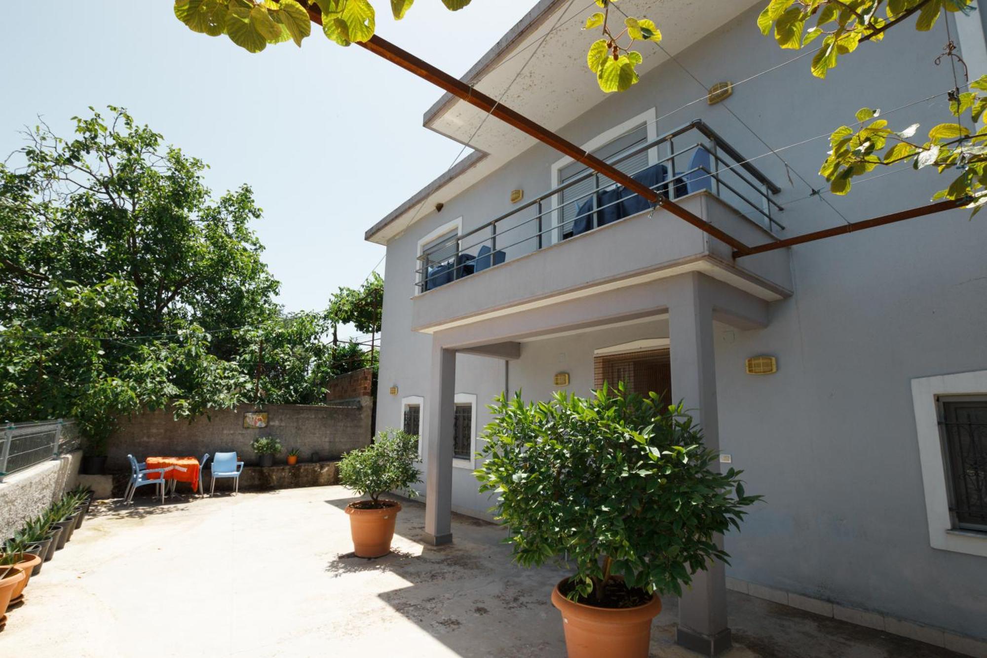 Leka Guesthouse Gjirokaster Exterior photo